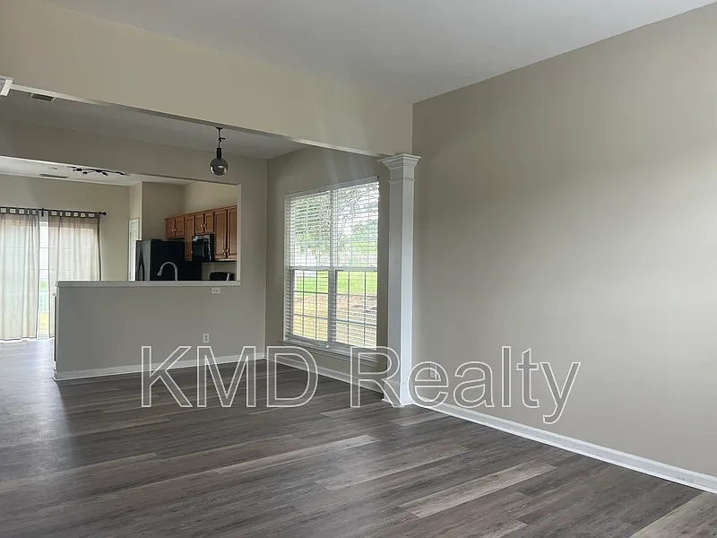 4 bed, 2.5 bath, 1638 sqft, $2,000 — Photo 3