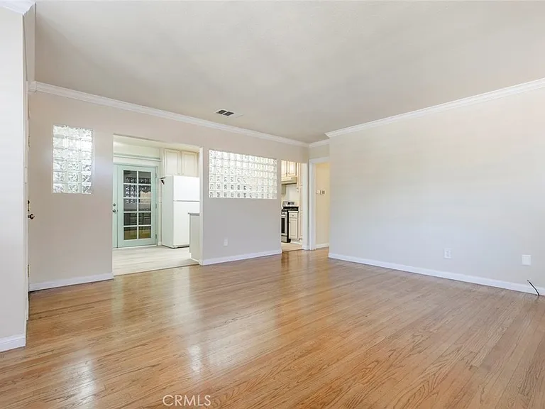 10706 Rhodesia Ave — Photo 6
