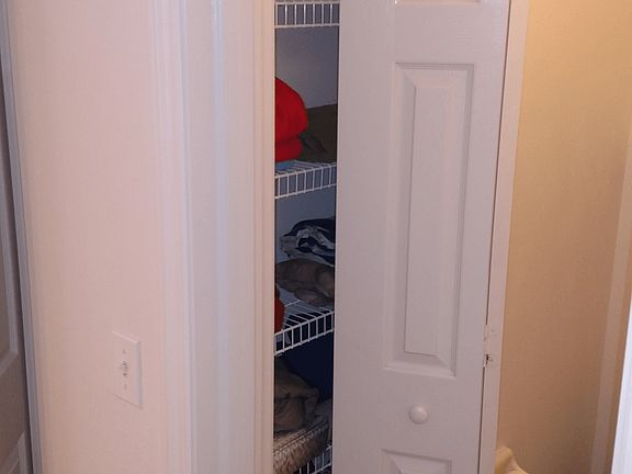 Linen cabinet in MBR WC