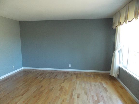 5th image of 385 Meadows Dr