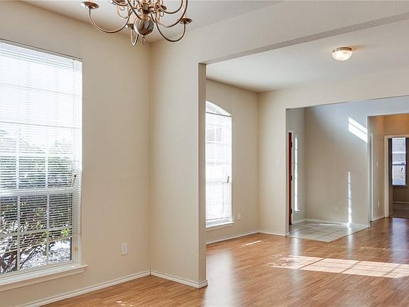 4th image of 1109 Noblewood Dr