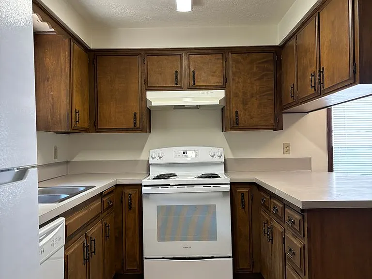 Large Two Bedroom Duplex in South Salem — Photo 4