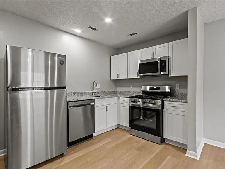 Swan Creek Apartments — Photo 17