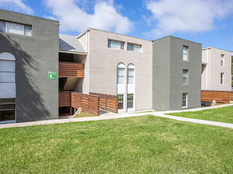 Renaissance at Strawberry Creek Apartments — Photo 8