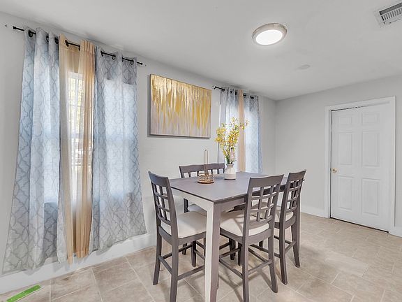 4th image of 802 Carrie Ave