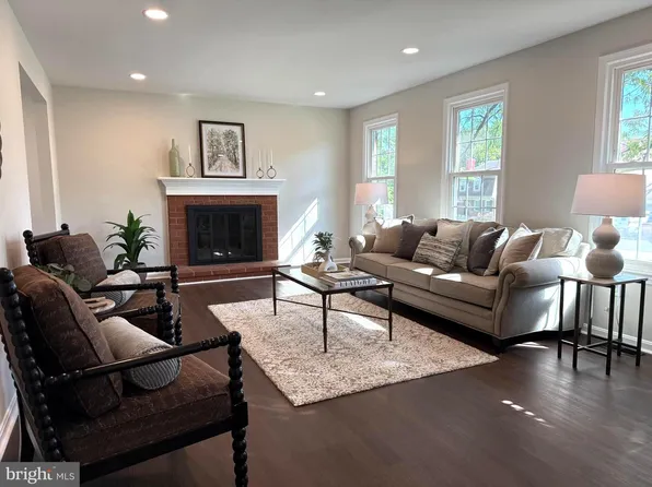 735 Palmer Dr, Herndon, VA 20170