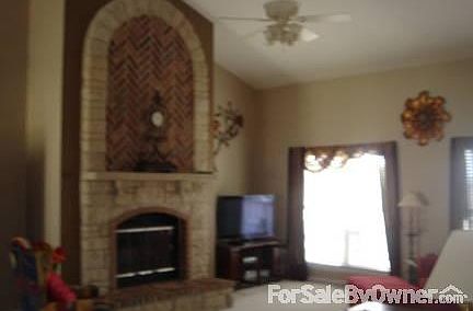 Fam Rm w/ Vaulted ceiling
						:
						Upgraded stone/brick fire place
Ceiling fan w/up-down lites dimr