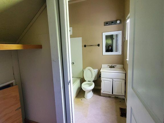 5th image of 325 Goff St
