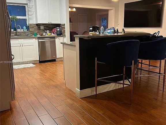 2nd image of 1040 Lyons Park Dr