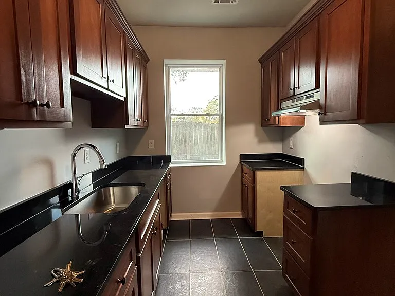 312 Kingston Ave NE — Photo 10