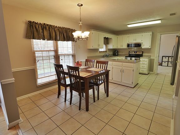 4th image of 401 Clarkston Dr