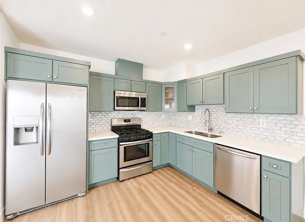 4 bed, 4.5 bath, 1931 sqft, $4,400 — Photo 2
