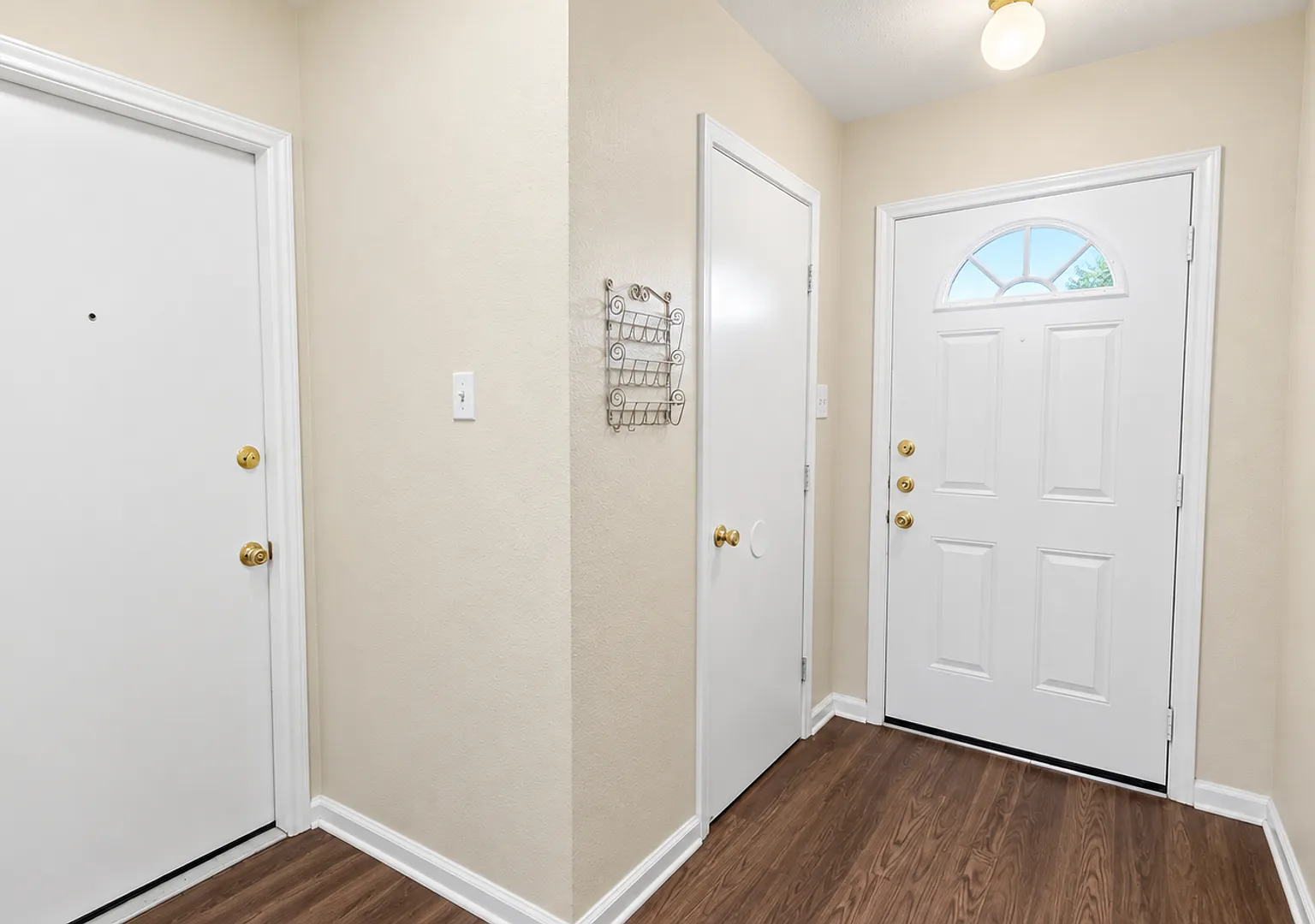 3 Bedroom Townhome with Large Backyard and Garage — Photo 2