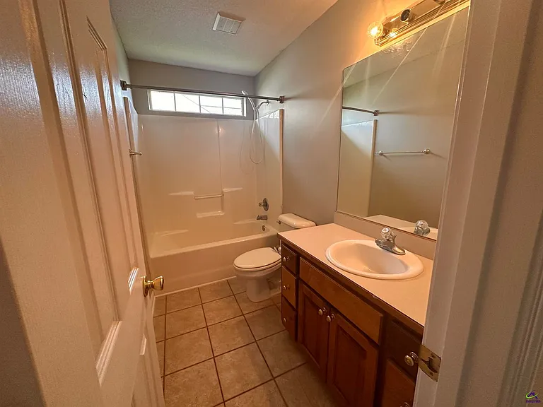 123 Larkspur Ln — Photo 4