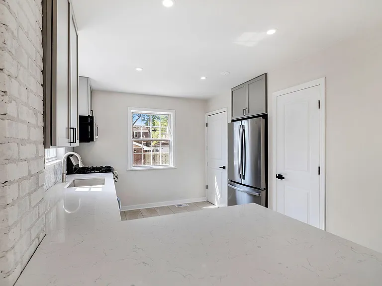 248 Adelaide Pl — Photo 10