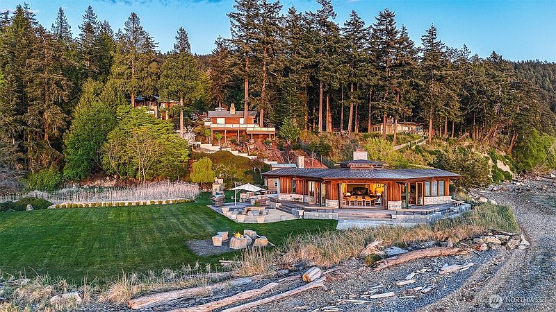 3rd image of 450 Eagle Bay Road