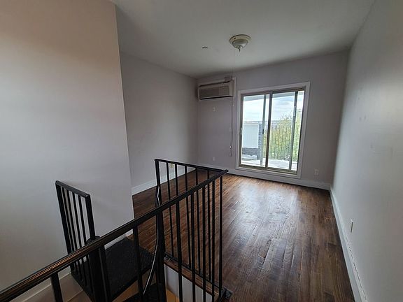 3rd image of 146 Jefferson St #40R