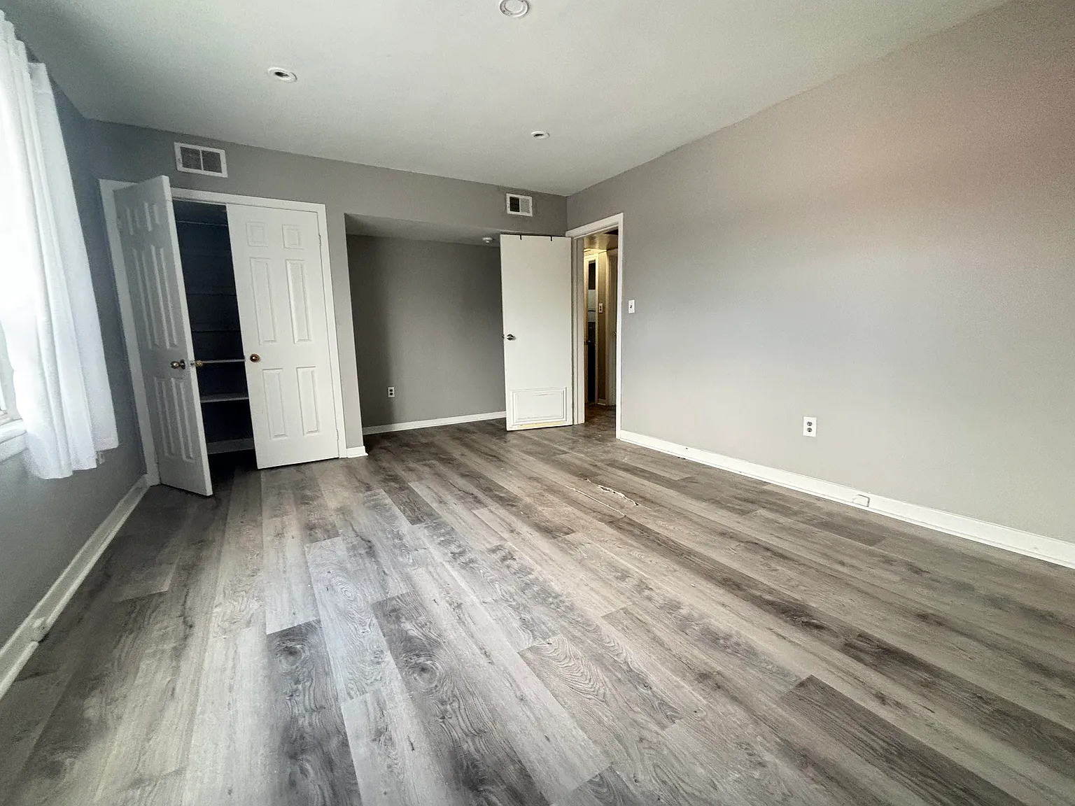 1459 Main Street West Hamilton — Photo 2