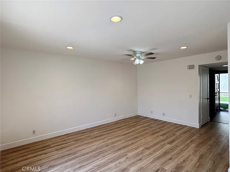 4646 Larwin Ave — Photo 16