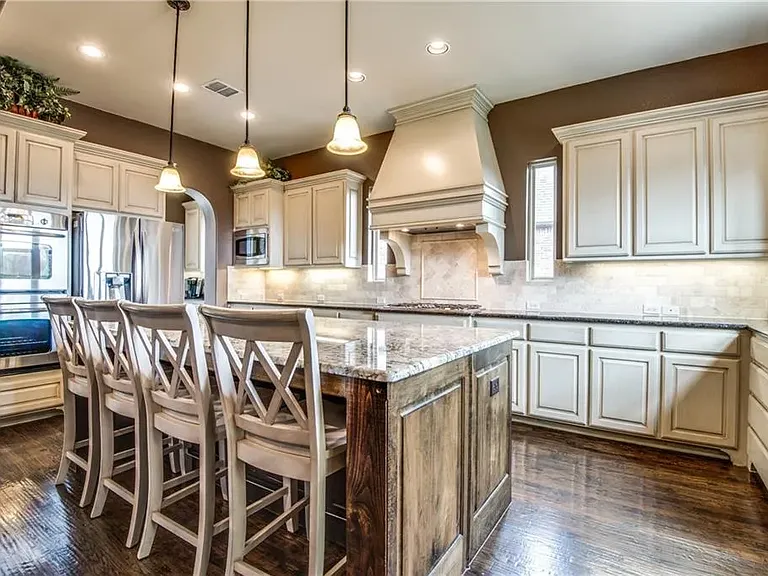 580 Butchart Dr — Photo 7