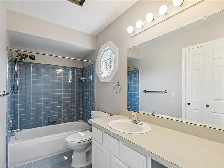 1688 Christopher Dr — Photo 14