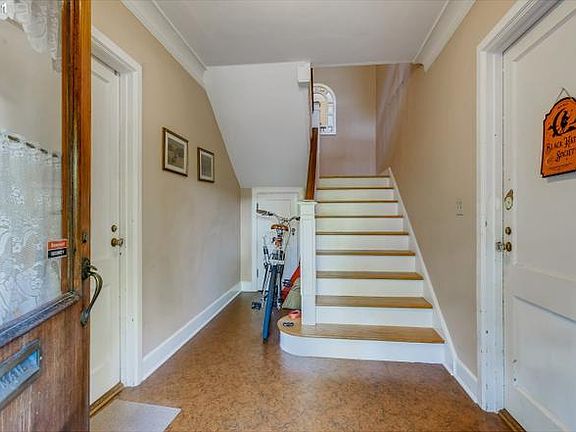 3rd image of 1223 NE Schuyler St APT 3