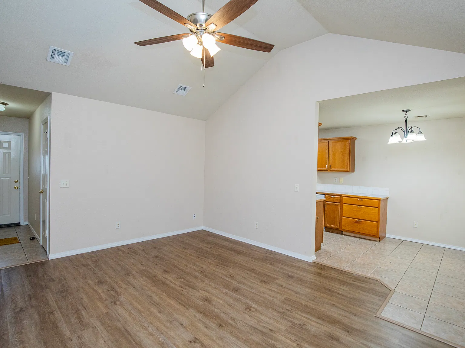 3 bed, 1096 sqft, $1,550 — Photo 4