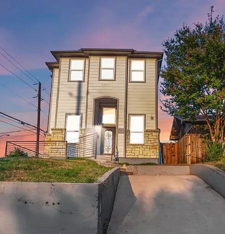 422 N Marlborough Ave — Photo 4