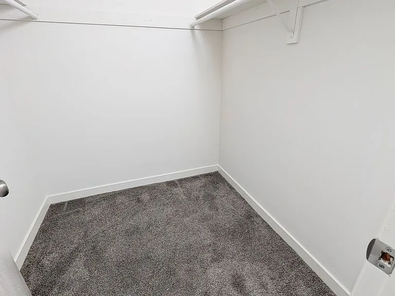 Chateau Lamont Apartments — Photo 17