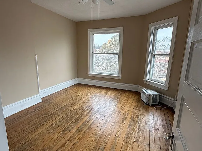 49 W Commerce St — Photo 32