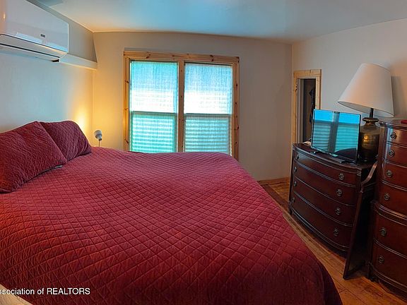 3rd image of 106 Spring Rd