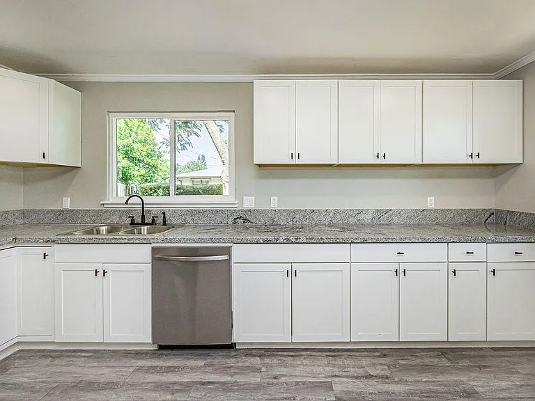 300 Riomar Dr — Photo 17