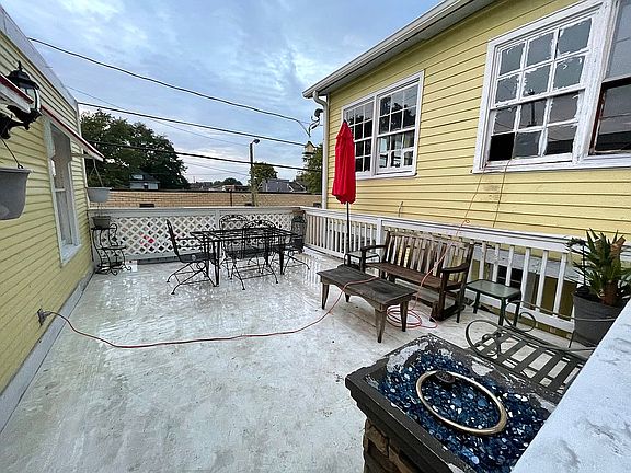 3rd image of 4415 E New York St