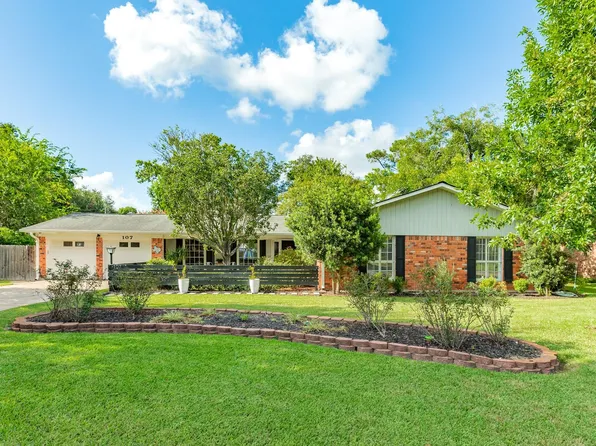 107 Hyacinth St, Lake Jackson, TX 77566