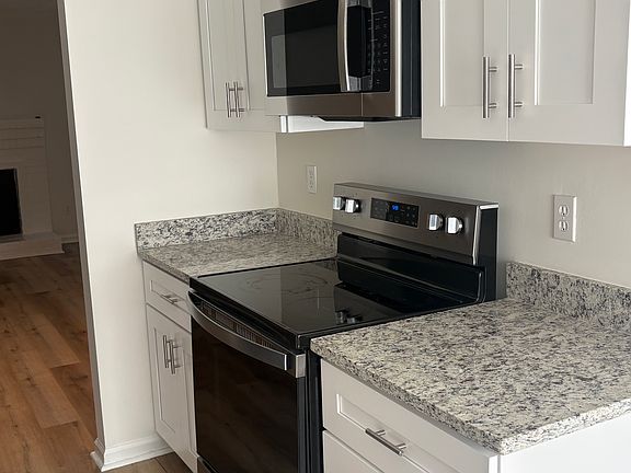 2nd image of 1029 Windy Oaks Ct SE
