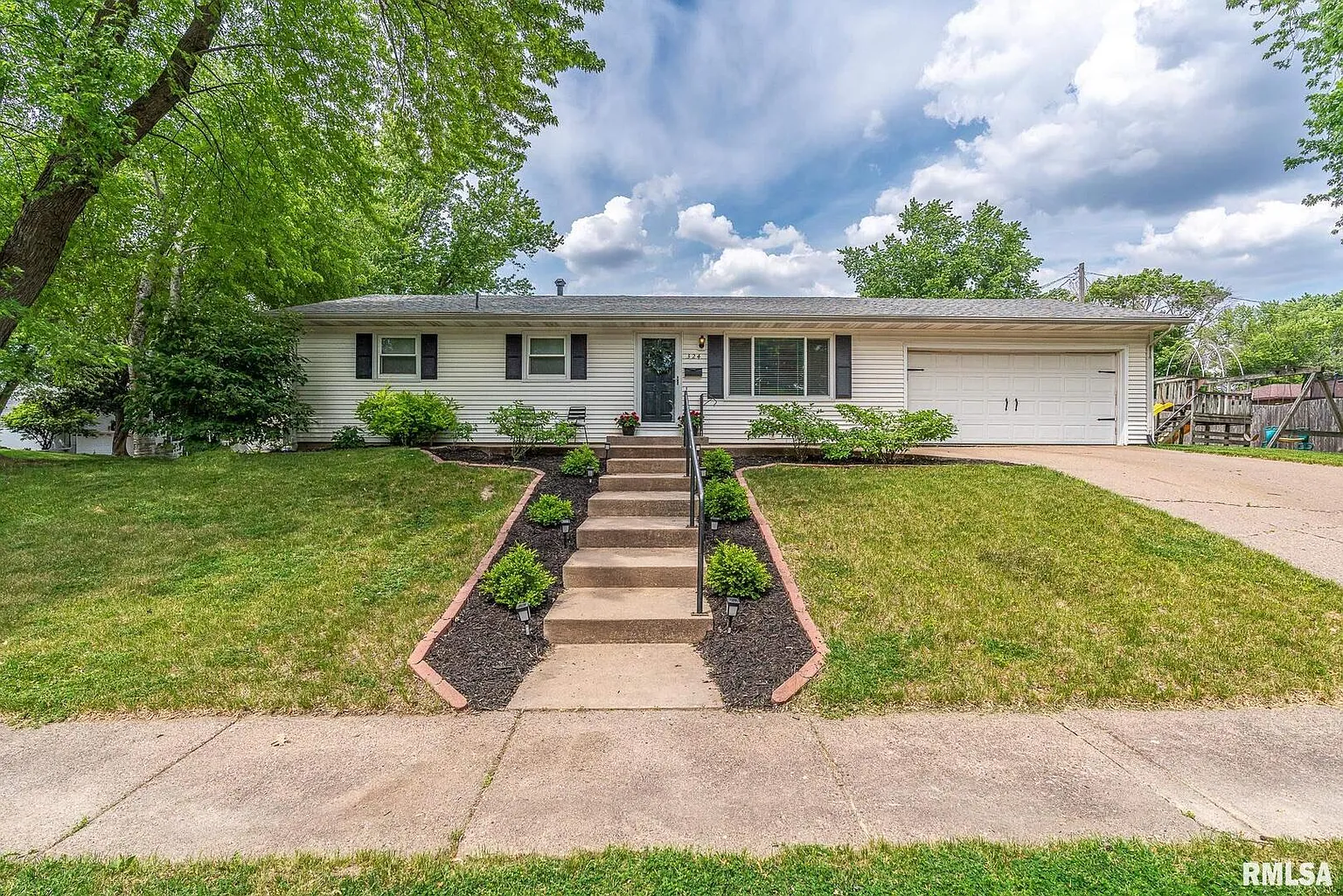 324 W Spring St photo 1