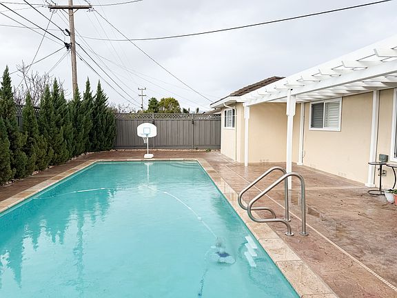 4th image of 5257 Vernon Ave