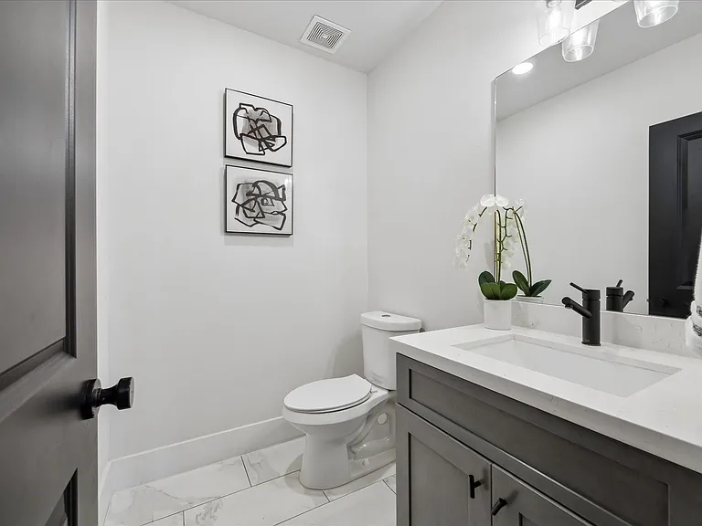 1232 W 21st St — Photo 24
