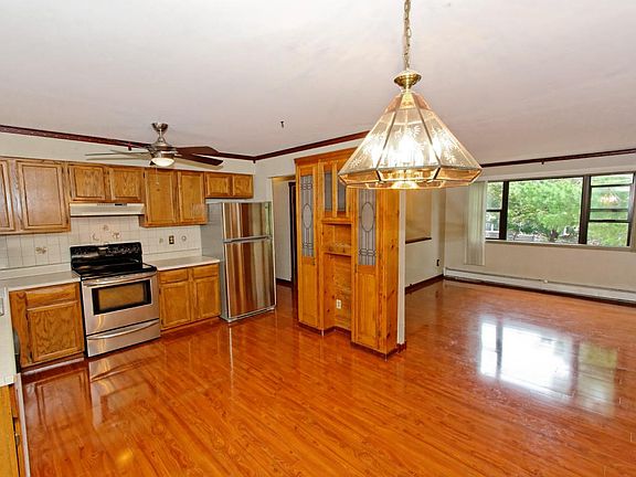 4th image of 21 Woodridge St