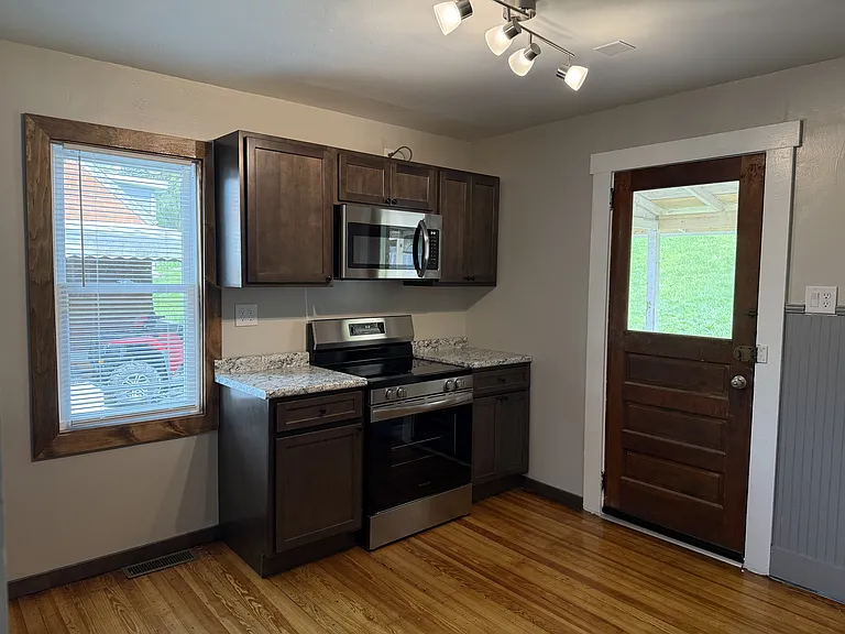 926 W Water St — Photo 2