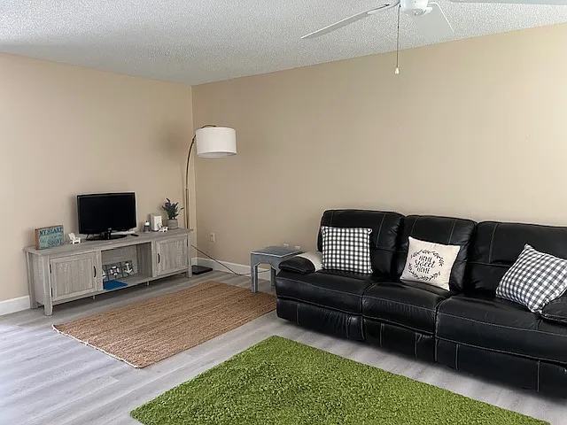 3 bed, 1127 sqft, $3,900 — Photo 4