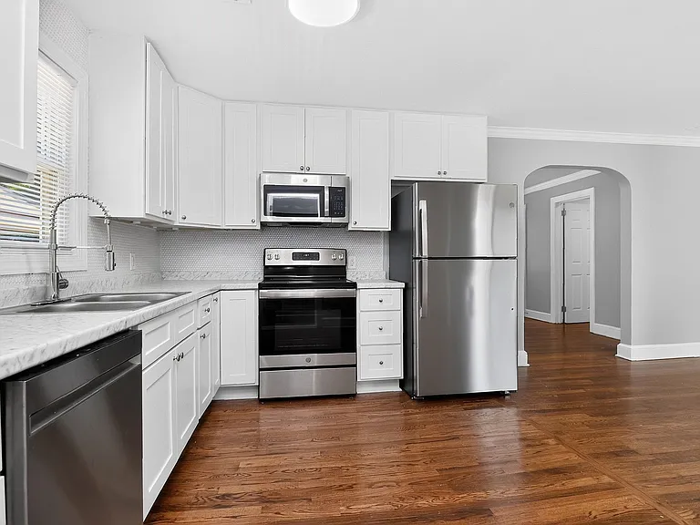305 Sylvania Ave — Photo 6