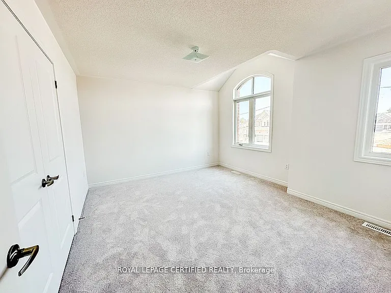10 Baycroft Blvd — Photo 17
