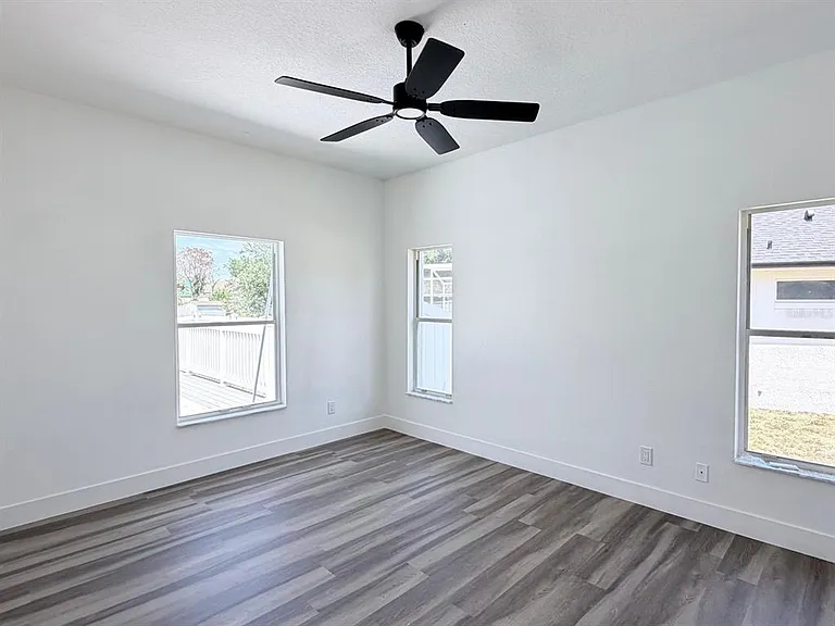 906 Berwick Dr — Photo 41