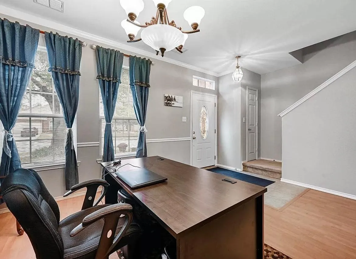 5 bed, 3033 sqft, $750 — Photo 3
