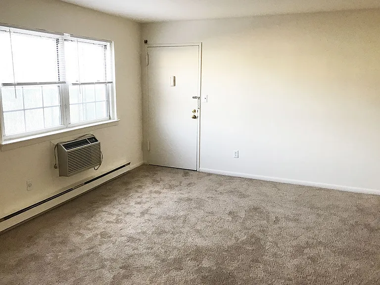586 Main St — Photo 11