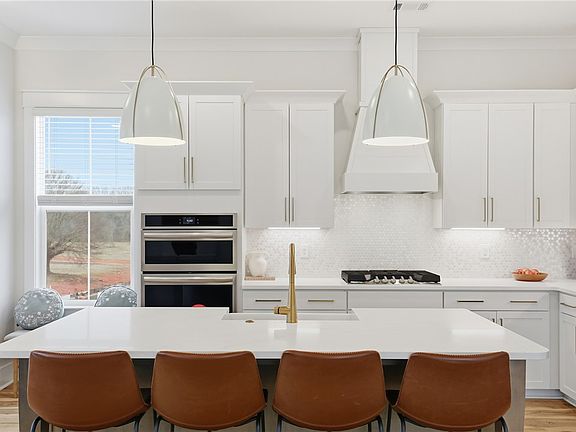 3rd image of 100 Benjamin Blvd