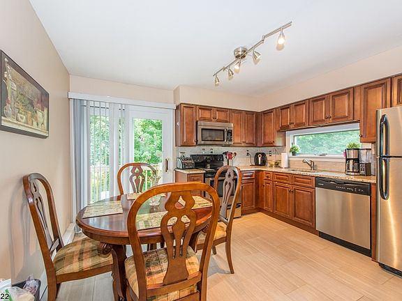 5th image of 126 Barry Dr N