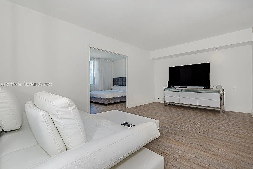 Roney Palace Condo — Photo 3