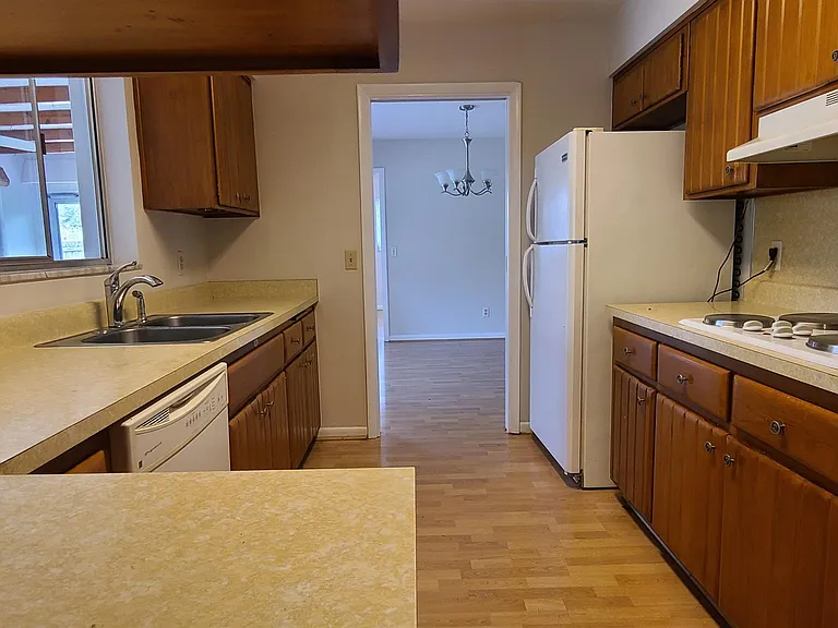 1329 Fairfield Dr — Photo 3